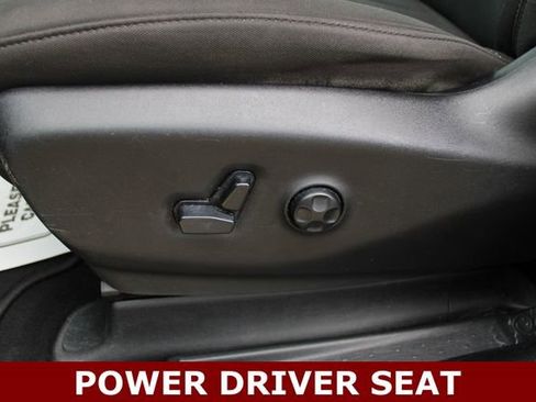Used 2020 Chrysler Pacifica Touring w/ Advanced Safetytec Group FWD image 3