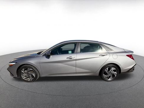 Used 2025 Hyundai Elantra Limited image 9