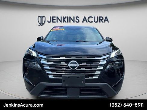 Used 2024 Nissan Rogue SV AWD/4WD image 2