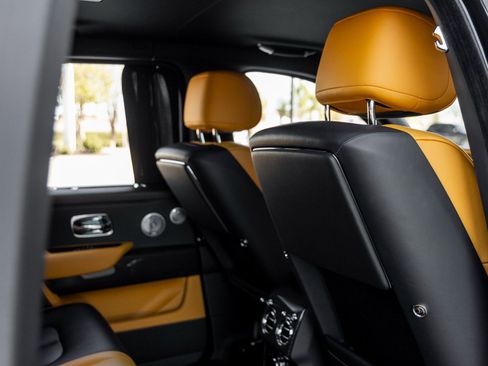 Used 2023 Rolls-Royce Cullinan Black Badge w/ Dark Exterior Package image 42