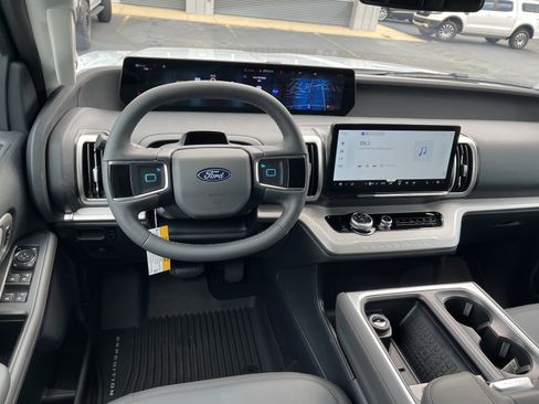 New 2025 Ford Expedition Active image 16