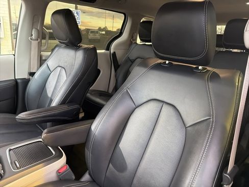 Used 2024 Chrysler Pacifica Select image 8