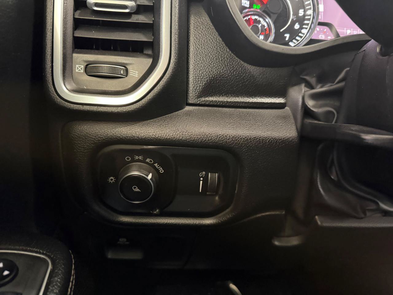 Used 2024 RAM 1500 Laramie AWD/4WD image 33