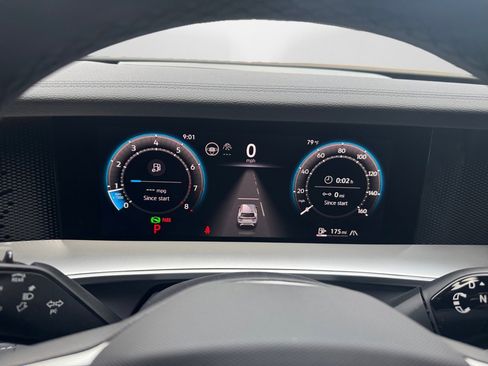 New 2025 Volkswagen Tiguan SE R-Line image 11