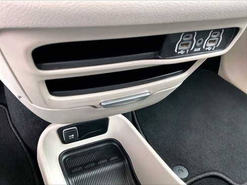 Used 2023 Chrysler Pacifica Touring-L FWD image 23