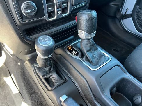 Used 2023 Jeep Wrangler Unlimited AWD/4WD image 36