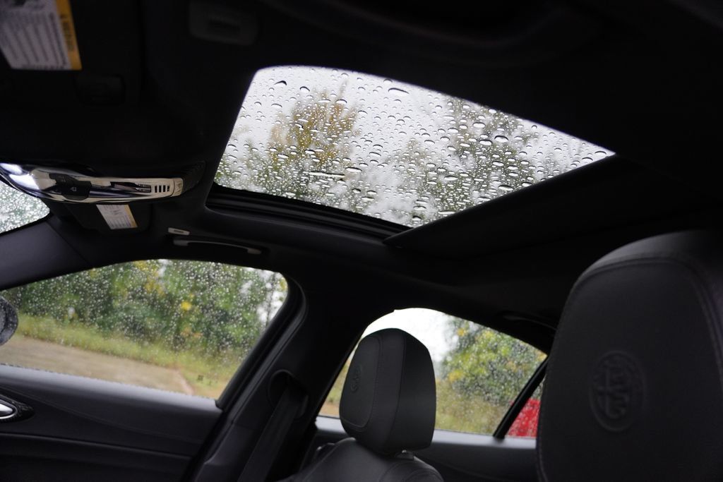 Used 2020 Alfa Romeo Giulia Ti AWD/4WD image 5