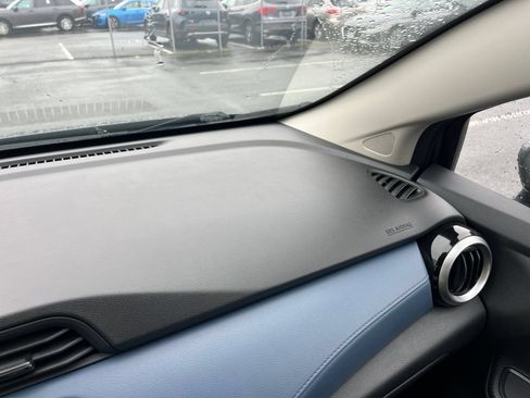 Used 2025 Nissan Versa SV FWD image 33