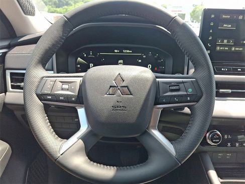 New 2025 Mitsubishi Outlander SE image 9