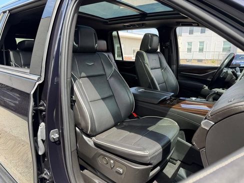 Used 2022 Cadillac Escalade ESV Premium Luxury AWD/4WD image 9