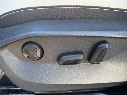Used 2025 Volkswagen Taos SE AWD/4WD image 13