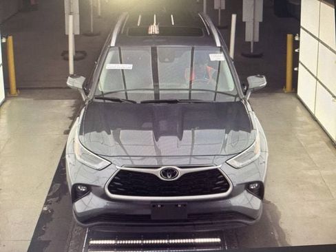 Used 2023 Toyota Highlander XLE image 2