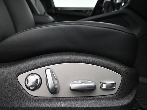 Certified 2026 Porsche Macan image 15