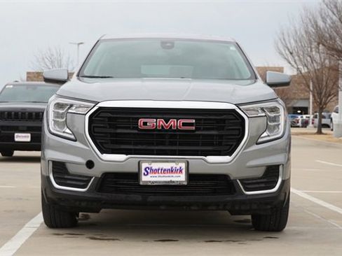 Used 2024 GMC Terrain SLE image 2