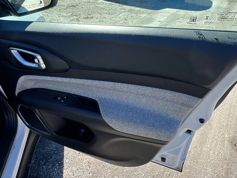 Used 2024 Jeep Compass Latitude image 18