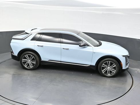Certified 2024 Cadillac Lyriq Luxury AWD/4WD image 38