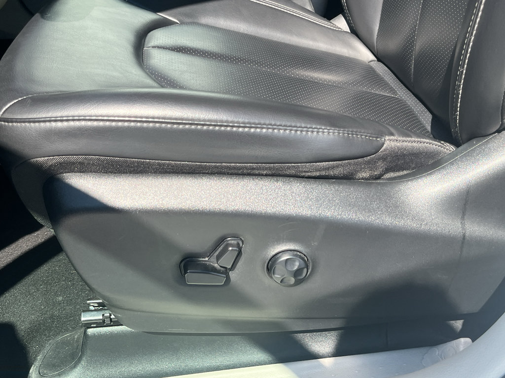 Used 2023 Chrysler Pacifica Touring-L FWD image 40