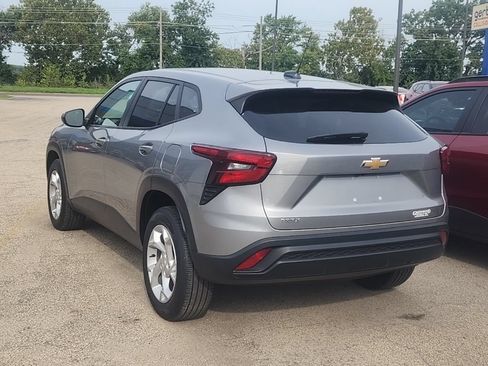 Used 2024 Chevrolet Trax LS w/ LS Convenience Package FWD image 2