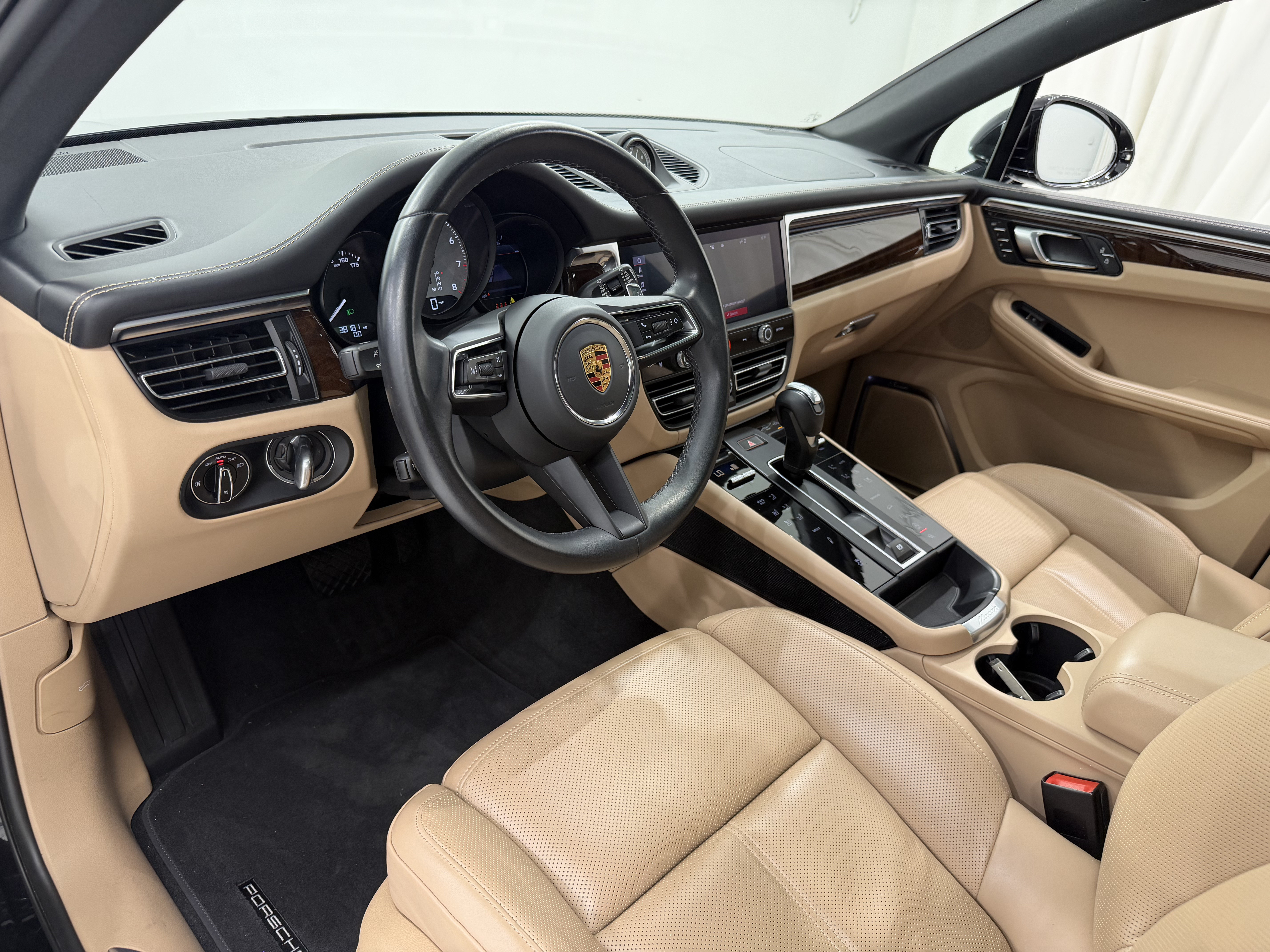Certified 2023 Porsche Macan S AWD/4WD image 4