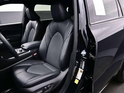 Used 2024 Toyota Highlander XSE AWD/4WD image 13