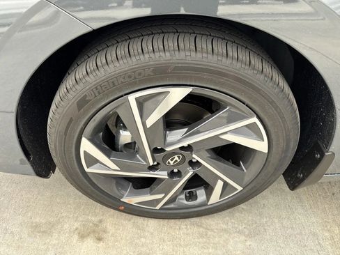 New 2025 Hyundai Elantra Limited image 16
