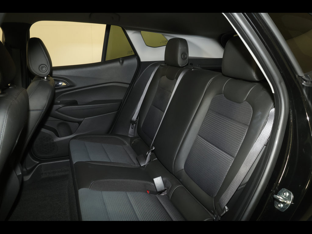 Used 2025 Chevrolet Trax LT FWD image 26