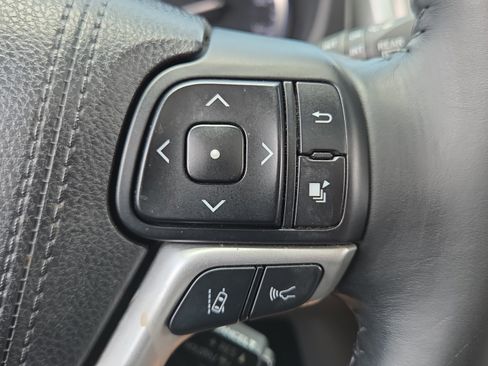 Used 2017 Toyota Highlander XLE FWD image 24