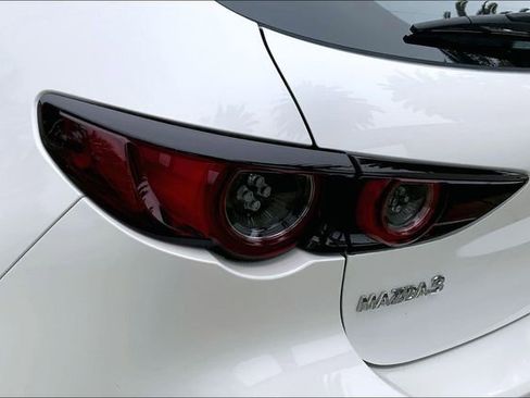 Used 2019 MAZDA MAZDA3 Hatchback w/ Premium Package image 29