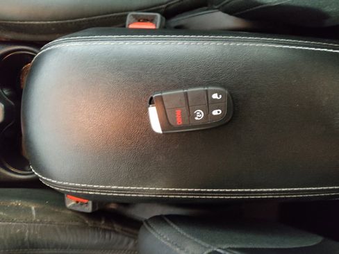 Used 2019 Jeep Cherokee Limited FWD image 32