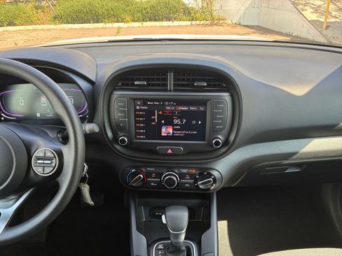 Used 2025 Kia Soul LX w/ LX Technology Package image 17