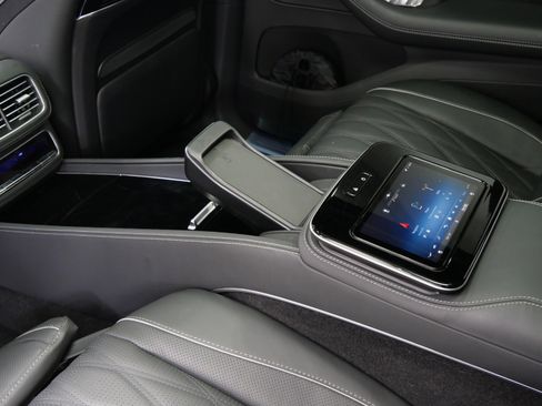 Used 2025 Mercedes-Benz Maybach GLS 600 4MATIC image 40