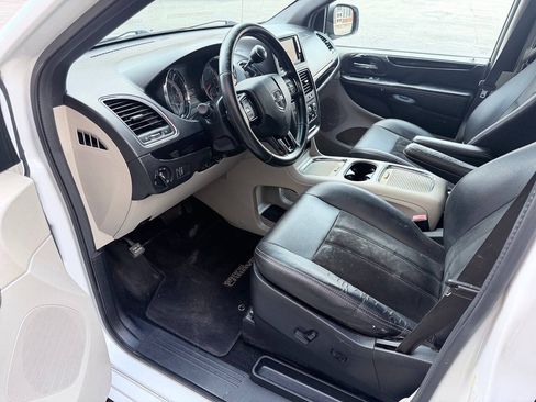 Used 2017 Dodge Grand Caravan SXT FWD image 14