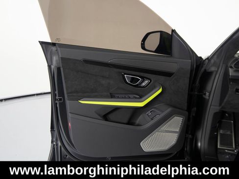 Used 2022 Lamborghini Urus AWD/4WD image 12