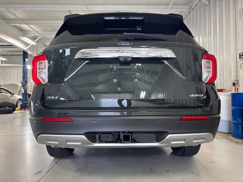 Used 2022 Ford Explorer XLT w/ Equipment Group 202A AWD/4WD image 11