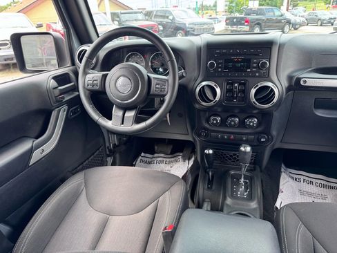 Used 2017 Jeep Wrangler Unlimited Rubicon w/ Connectivity Group image 27