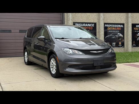 Used 2022 Chrysler Voyager LX FWD image 1