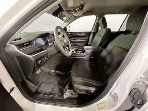 Used 2023 Jeep Grand Cherokee Laredo AWD/4WD image 19