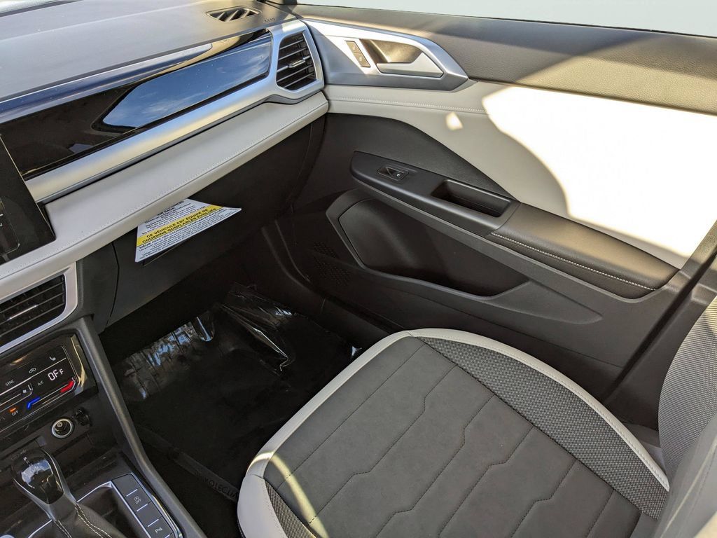 New 2026 Volkswagen Taos SE FWD image 14
