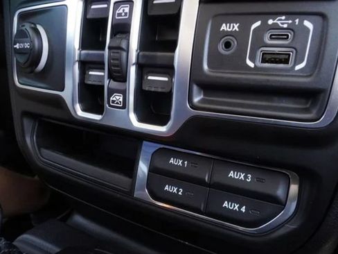 Used 2025 Jeep Wrangler Unlimited Sahara AWD/4WD image 33