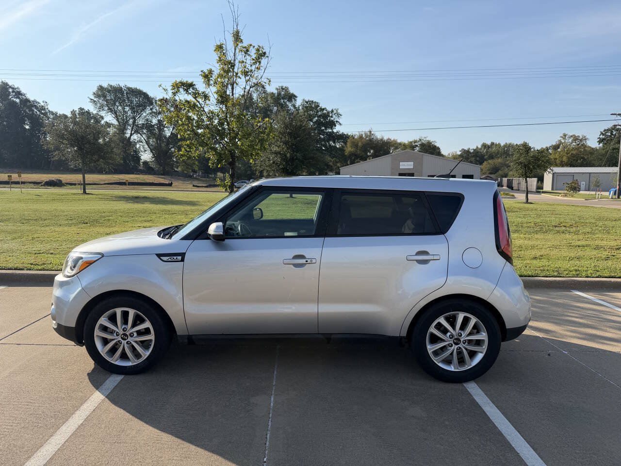 Used 2019 Kia Soul + w/ Primo Package FWD image 2