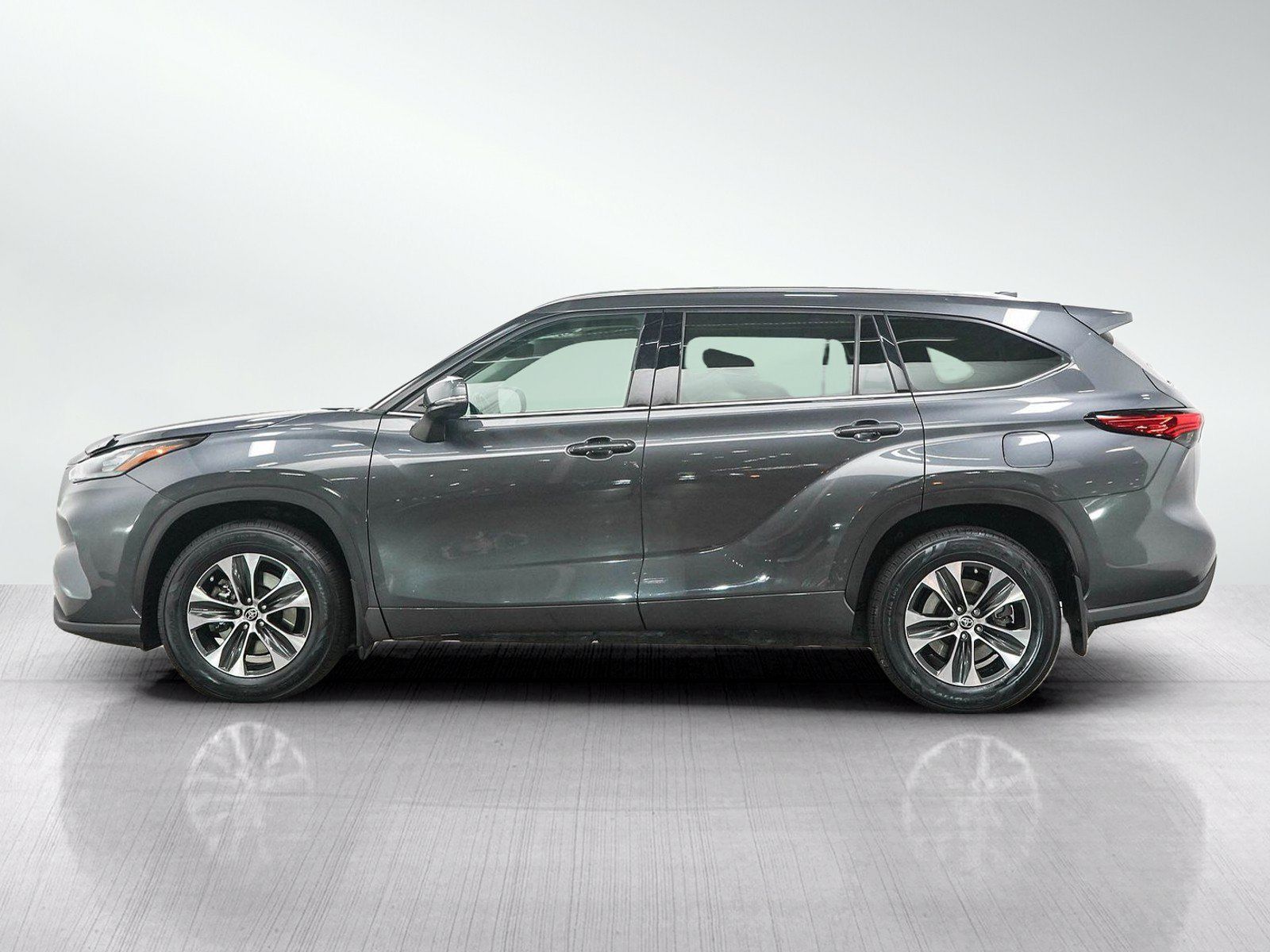 Used 2020 Toyota Highlander XLE AWD/4WD image 2