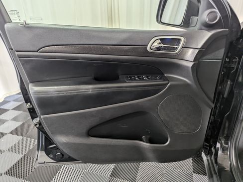 Used 2018 Jeep Grand Cherokee Laredo AWD/4WD image 14
