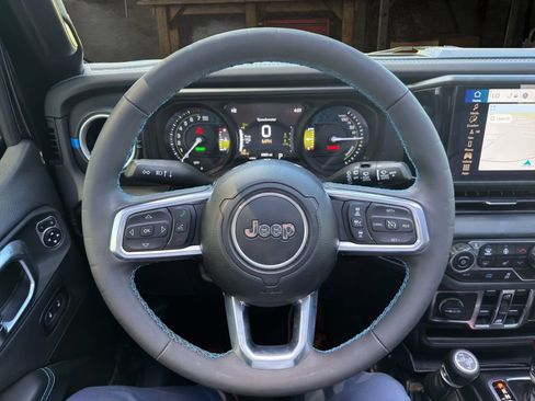 Used 2024 Jeep Wrangler High Altitude AWD/4WD image 19
