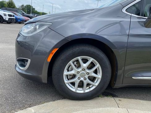 Used 2020 Chrysler Pacifica Touring-L FWD image 37