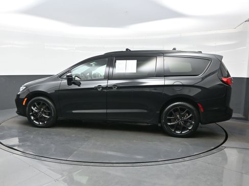 Used 2023 Chrysler Pacifica Touring-L w/ S Appearance Package image 3