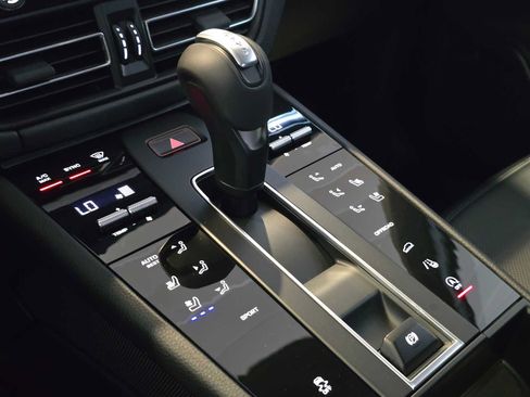 Used 2025 Porsche Macan AWD/4WD image 29