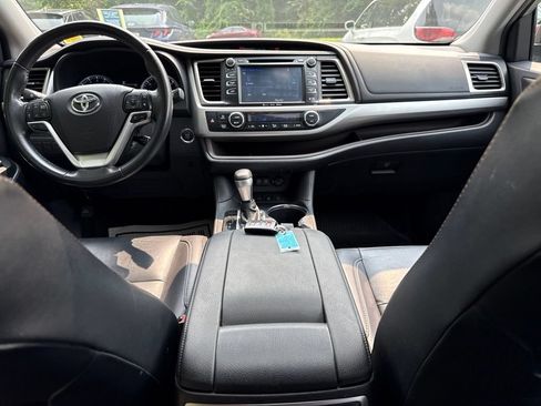 Used 2019 Toyota Highlander XLE AWD/4WD image 17