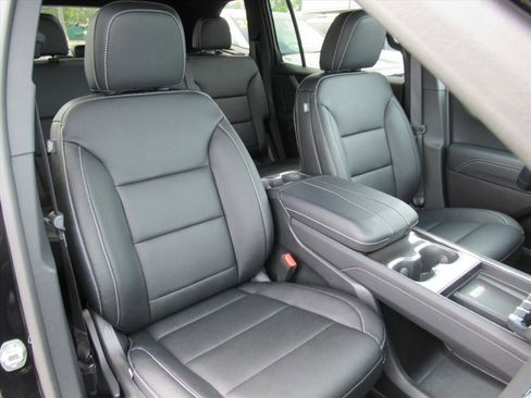 Used 2025 GMC Acadia Elevation image 9