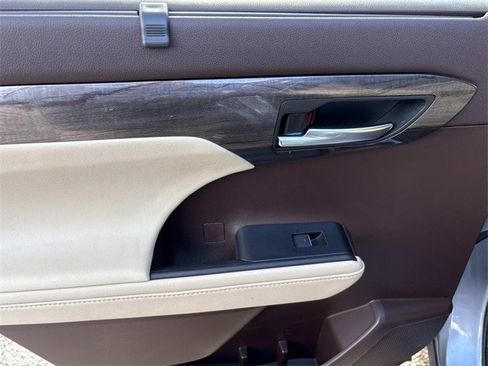 Used 2020 Toyota Highlander Platinum image 22