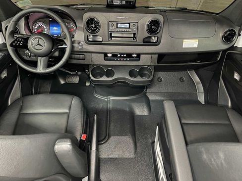 Used 2025 Mercedes-Benz Sprinter 2500 image 32